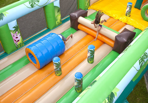 Obtenha seu grande escorregador inflável Jungle World com obstáculos 3D para crianças. Ordene escorregadores infláveis ​​agora online em JB Insuflaveis Portugal
