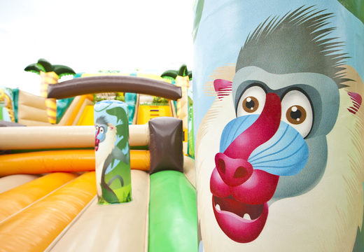 Compre um mega slide inflável com o tema do mundo da selva e obstáculos 3D para as crianças. Ordene escorregadores infláveis ​​agora online em JB Insuflaveis Portugal