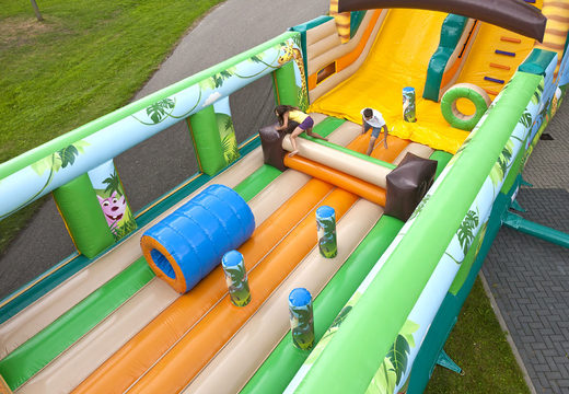 Ordene o mega slide inflável no tema Jungle World com obstáculos 3D para crianças. Compre escorregadores infláveis ​​agora online na JB Insuflaveis Portugal