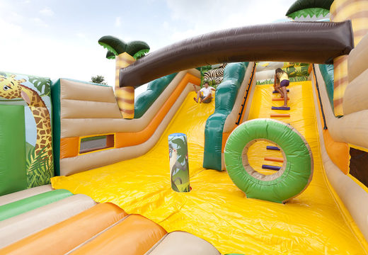 Ordene o escorregador inflável Jungle World com obstáculos 3D para crianças. Compre escorregadores infláveis ​​agora online na JB Insuflaveis Portugal