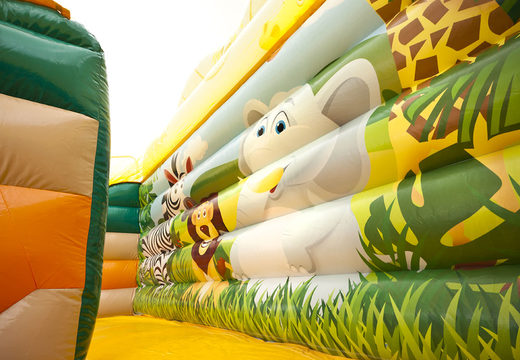 Ordene o mega slide inflável no tema do mundo da selva com obstáculos 3D para crianças. Compre escorregadores infláveis ​​agora online na JB Insuflaveis Portugal