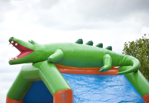 Encomende um castelo insuflável  multiuso no tema crocodilo com um telhado, deslize com um objeto 3D em cima do JB Insufláveis Portugal. Compre castelos insufláveis ​​online na JB Insufláveis Portugal