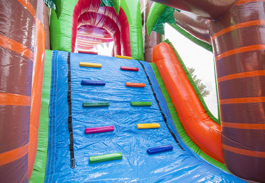 Pista de obstáculo inflável com tema de crocodilo com 7 elementos de jogo e objetos coloridos para crianças agora. Ordene pistas de obstáculos infláveis ​​agora online em JB Insuflaveis Portugal