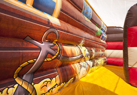 Ordene um slide com o tema Mundo dos piratas com obstáculos 3D para crianças. Compre escorregadores infláveis ​​agora online em JB Insuflaveis Portugal