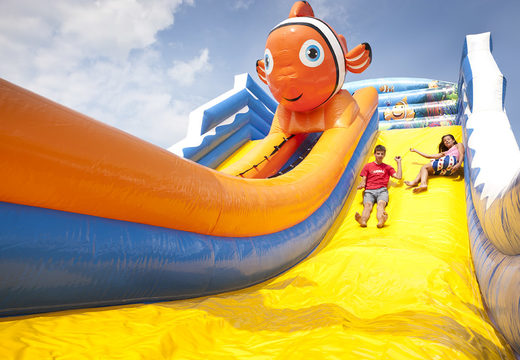 Ordene um escorregador inflável com o tema do mundo marinho com divertidas figuras 3D e estampas coloridas para crianças. Compre escorregadores infláveis ​​agora online na JB Insuflaveis Portugal