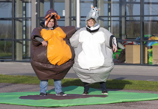 Encomende trajes de sumô infláveis ​​no tema Monkey & Rhino para jovens e idosos. Compre ternos de sumô infláveis ​​online na JB Insuflaveis Portugal