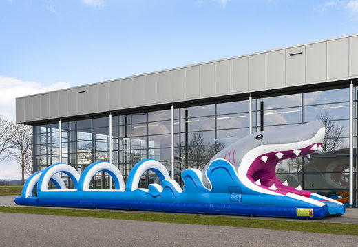 Encomende um escorregador de barriga inflável com tema de tubarão de 18 metros de comprimento perfeito para crianças. Compre escorregadores de barriga infláveis ​​agora online na JB Insuflaveis Portugal