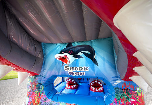 Compre uma pista de obstáculo inflável com tema de tubarão de 8 metros e objetos 3D para crianças. Ordene pistas de obstáculos infláveis ​​agora online em JB Insuflaveis Portugal