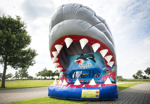 Ordene uma pista de obstáculo inflável para tubarões com 8 metros de comprimento para crianças. Compre pistas de obstáculos infláveis ​​online agora na JB Insuflaveis Portugal