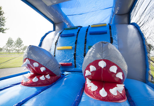 Ordene uma pista de obstáculo com o tema tubarão para crianças. Compre pistas de obstáculos infláveis ​​online agora na JB Insuflaveis Portugal