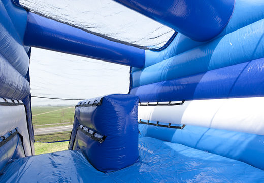 Encomende o escorrega inflável monstro de 11 metros de altura e 53 metros de comprimento com uma escada dupla para seus filhos. Compre escorregas insufláveis ​​online na JB Insuflaveis Portugal