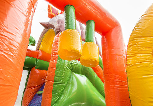 Multiplay dinoworld castelo insuflável com um slide, objetos divertidos na superfície de salto e atraentes objetos 3D para crianças. Encomende castelos insufláveis ​​online na JB Insufláveis ​​Portugal