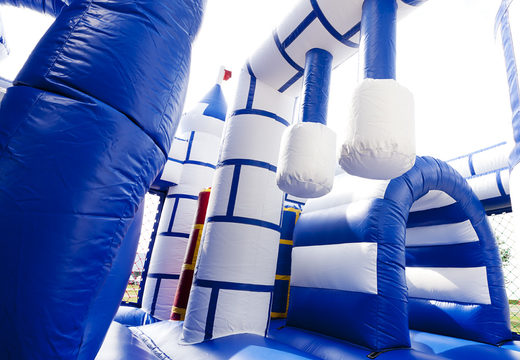 Multijogador castelo azul e branco castelo insuflável com um slide e objetos divertidos na superfície de salto para as crianças. Encomende castelos insufláveis ​​online na JB Insufláveis ​​Portugal