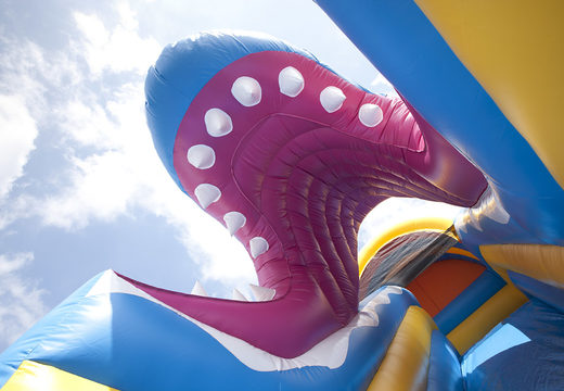 Slide único multifuncional com o tema do tubarão com piscina, objeto 3D impressionante, cores frescas e obstáculos 3D para crianças. Compre escorregadores infláveis ​​agora online na JB Insuflaveis Portugal