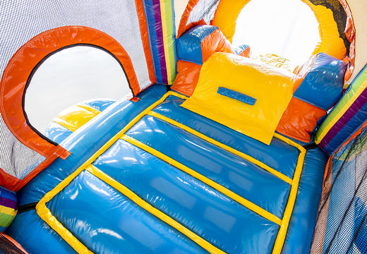 Pequeno castelo insuflável em festa temática com escorregador, para crianças à venda. Encomende castelos insufláveis ​​online na JB Inflatables Portugal