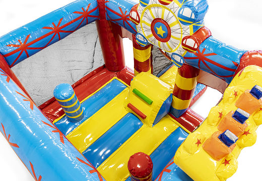 Pequeno castelo insuflável com tema de circo com escorregador à venda para crianças. Encomende castelos insufláveis online na JB Insufláveis Portugal