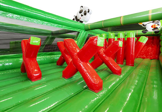 Encomende uma pista de obstáculos de bambu inflável personalizada para jovens e idosos. Compre cursos de obstáculos infláveis ​​online agora na JB Insuflaveis Portugal