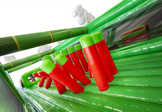 Compre a pista de obstáculos de bambu inflável para jovens e idosos. Encomende cursos de obstáculos infláveis ​​online agora em JB Insuflaveis Portugal