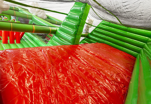 Compre uma grande pista de obstáculos de bambu inflável para jovens e idosos. Encomende cursos de obstáculos infláveis ​​online agora em JB Insuflaveis Portugal