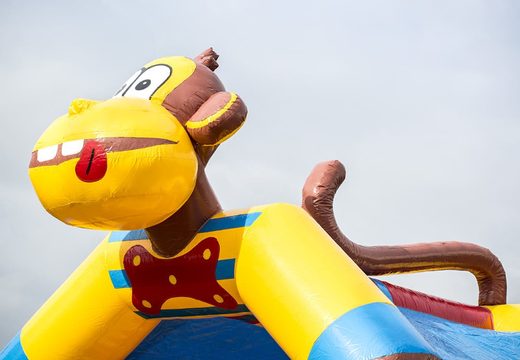 Castelo insuflável padrão em cores marcantes e com um grande objeto 3D de um macaco no topo, à venda para crianças. Compre castelos insufláveis ​​internos online na JB Insufláveis ​​Portugal