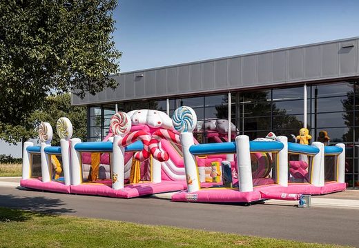 Ordene um parque insuflável colorido com o tema Candyland para crianças. Compre castelos insufláveis ​​online na JB Insufláveis Portugal