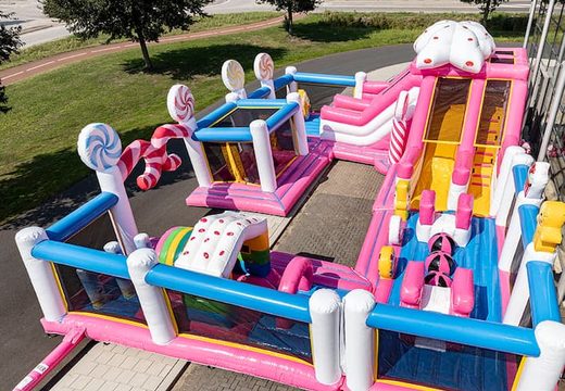 Encomende um castelo insuflável inflável com o tema Candyland com vários slides e todos os tipos de obstáculos divertidos com estampas para crianças. Compre castelos insufláveis ​​online na JB Insufláveis Portugal