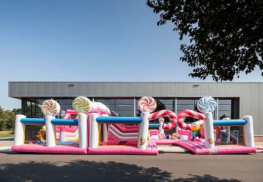Compre um grande castelo insuflável com o tema Candyland para crianças. Encomende castelos insufláveis ​​online na JB Insufláveis Portugal