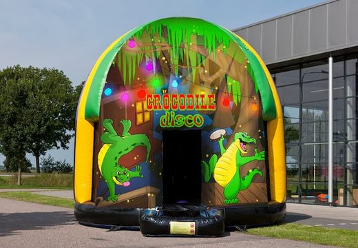 Compre agora castelo insuflável discoteca multi-tema 5,5 metros com tema de crocodilo para crianças. Encomende castelos insufláveis online na JB Insufláveis Portugal