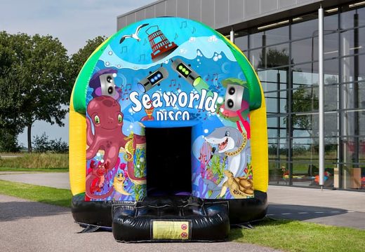 Vende-se castelo insuflável de 5,5 m com temática discoteca e tema Seaworld para crianças. Encomende castelos insufláveis online em JB Insufláveis Portugal