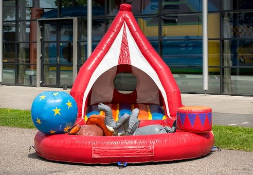 Compre um castelo insuflável com temática de circo, bolas de plástico e objetos 3D para crianças. Encomende castelos insufláveis ​​online na JB Insufláveis Portugal