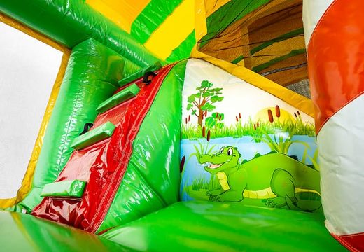 Compre o castelo insuflável Jungleworld em um design exclusivo com duas entradas, um slide no meio e objetos 3D para crianças. Encomende castelos insufláveis ​​online na JB Insufláveis ​​Portugal