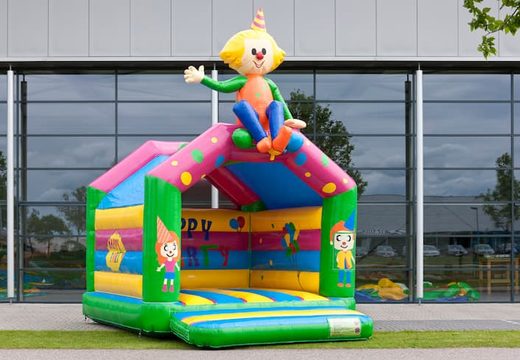 Ordene o castelo insuflável de festa padrão em cores marcantes com um grande objeto 3D em cima, para crianças. Castelos insufláveis ​​à venda online na JB Insufláveis ​​Portugal