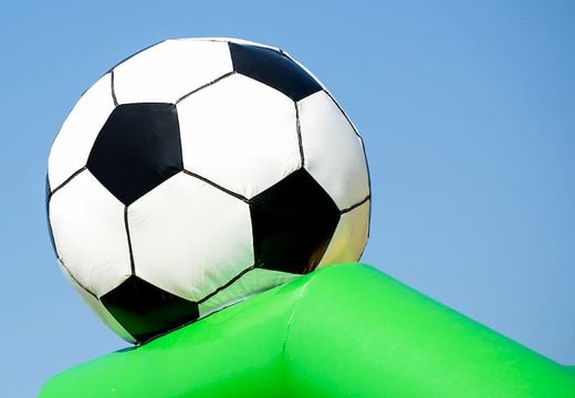Compre um castelo insuflável padrão em cores marcantes com um grande objeto 3D em forma de uma bola de futebol no topo, para crianças. Encomende castelos insufláveis ​​online na JB Insufláveis ​​Portugal