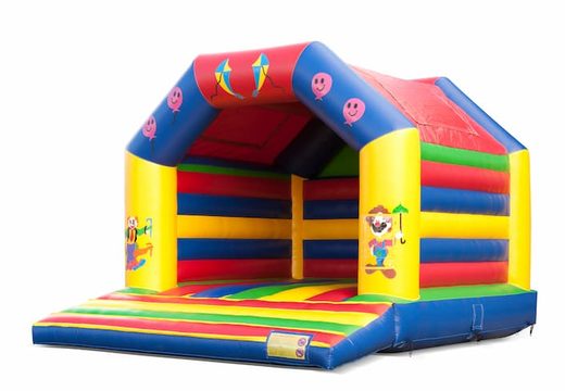 Grande castelo insuflável com tema de circo à venda para crianças. Disponível na JB Insufláveis ​​Portugal online