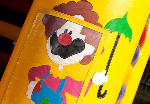 Compre um castelo super insuflável coberto com temática de circo para crianças. Compre castelos insufláveis na JB Insufláveis ​​Portugal online