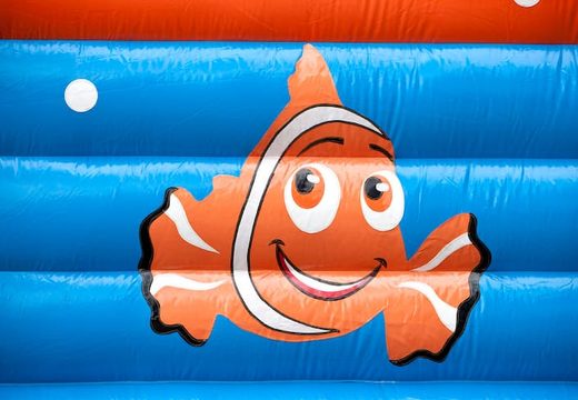 Compre um grande castelo insuflável coberto com o tema peixe-palhaço nemo para crianças. Encomende insufláveis online na JB Insufláveis ​​Portugal