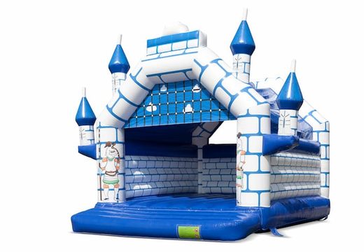 Compre um grande castelo insuflável coberto em azul e branco com um tema de castelo para as crianças. Disponível na JB Insufláveis ​​Portugal online