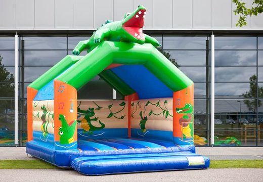 Compre um castelo super insuflável coberto no tema crocodilo com animações alegres para crianças. Encomende castelos insufláveis online na JB Insufláveis ​​Portugal